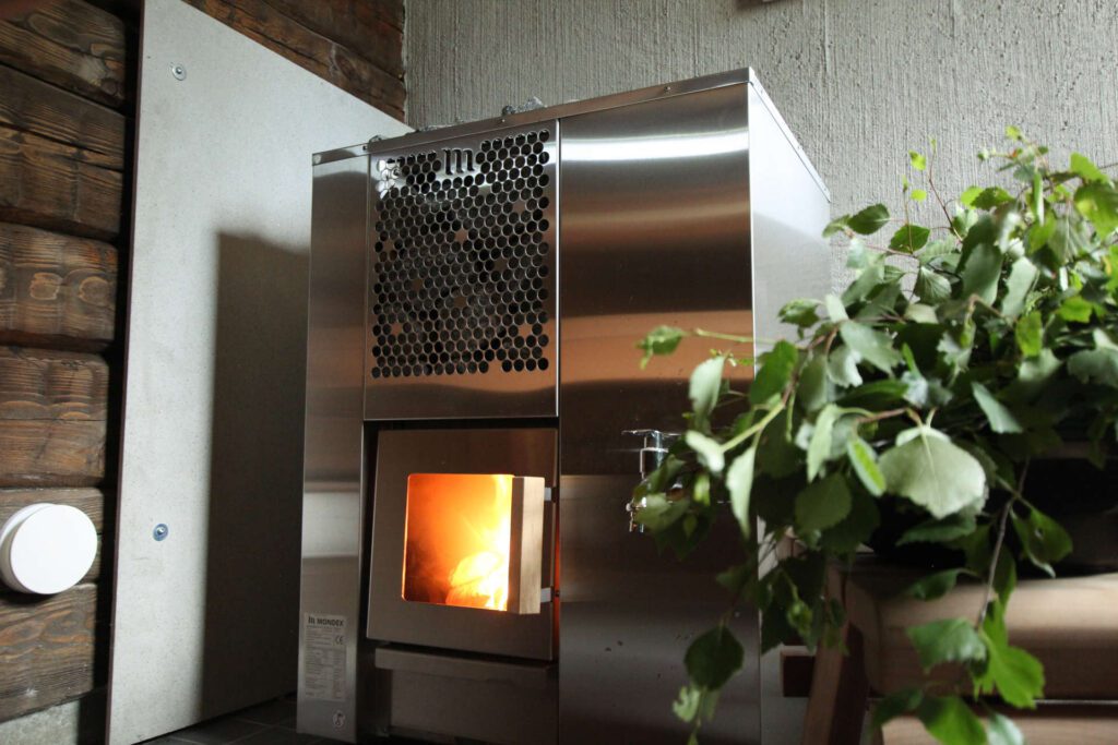 Wood-burning stove Motti with a water tank