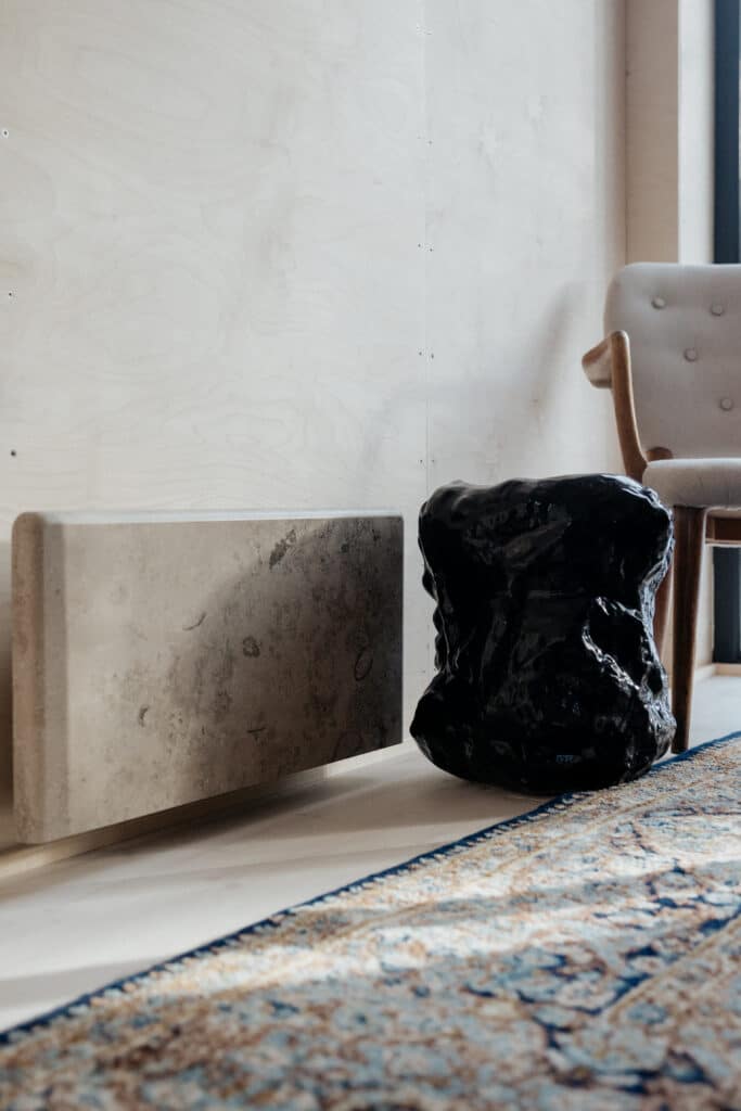 Tämän kauniisti ympäristöönsä sointuvan kivipatterin kivi on mattapintainen Jura Grey.