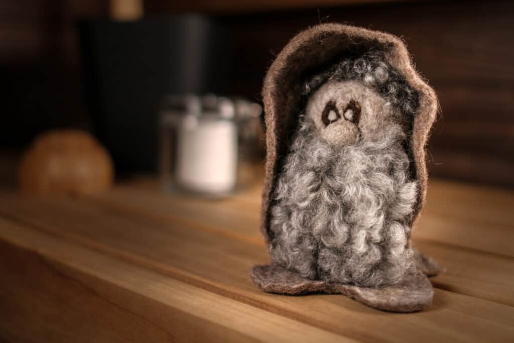 Huovutettu saunatonttu lauteilla