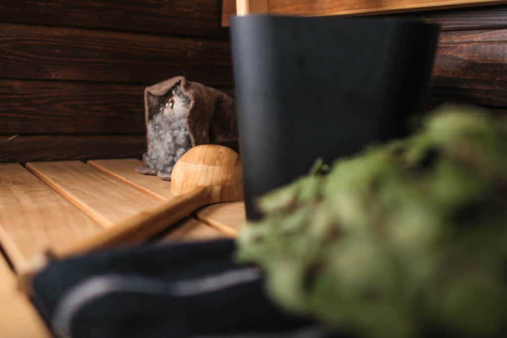 Huovutettu tonttu saunan lauteilla