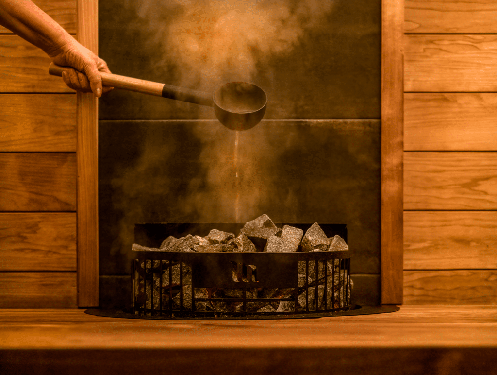 Teno E2 heater in black with water being pourer on it
