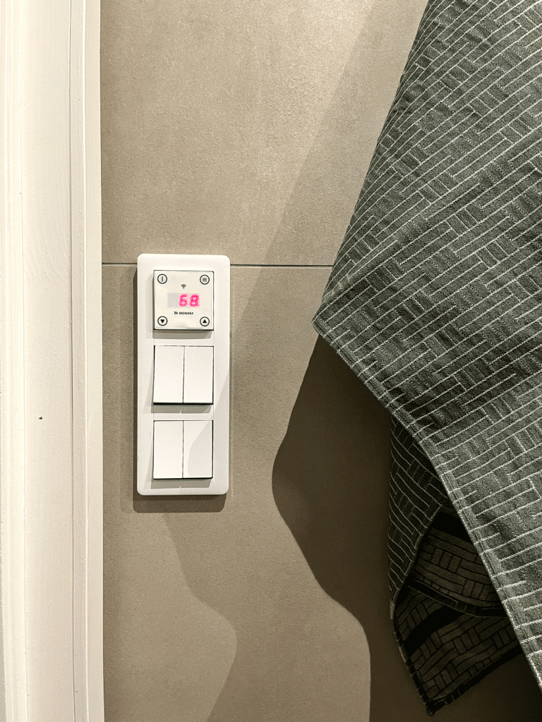 Mondex E2 and E2W heater's electronic controller allows for accurate temperature control.